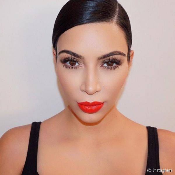 As maquiagens sensuais de Kim Kardashian ainda s?o finalizadas com l?bios vermelhos